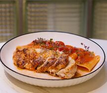 Куриный стейк с паккери и томатным соусом