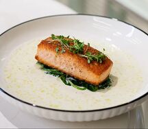 Стейк из форели на подушке из шпината