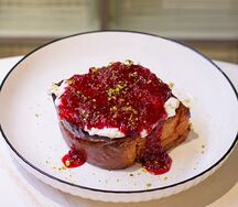 Тост бриошь с рикоттой и малиной