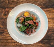 С телятиной, молодым картофелем и соусом из тунца