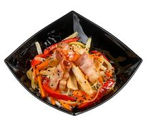 Wok с курицей и беконом в соусе свит-чили