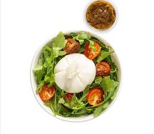 Салат буррата с руколой