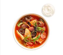 Солянка с колбасками и цыпленком