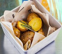 Молодой картофель с розмарином