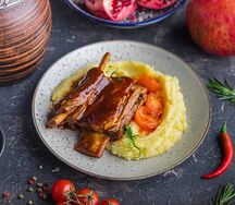 Томлёные рёбра с пюре