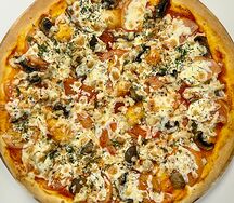 Пицца с курицей и помидорами