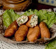 Пирожок с луком и яйцом