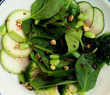 Зеленый салат с заправкой из красного апельсина