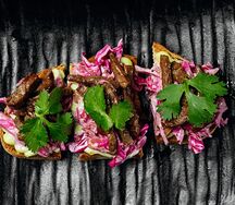 Брускетта с ростбифом