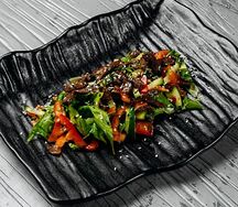 Салат с теплой говядиной
