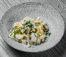 Паста с курицей и грибами в сливочном соусе