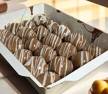 Локма с начинкой, политая шоколадом