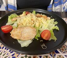 Салат Цезарь с курицей
