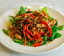 Теплый салат с курицей и овощами
