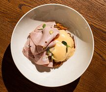 Бенедикт на картофельном дранике с мортаделлой