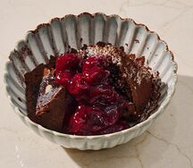 Шоколадный брауни с вишней