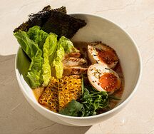 Сырный рамен с цыпленком