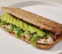 Сэндвич с риетом из тунца