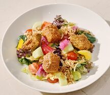 Панцанелла с авокадо и моцареллой