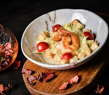 Салат Цезарь с креветками