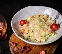 Салат Цезарь с курицей