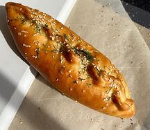 Мини-пирог с курицей и томатами