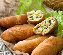 Пирожок с луком и яйцом