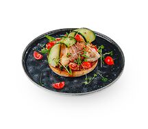 Тост с жареным беконом и копченой сметаной