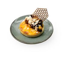 Сырник с орехами и сушеной клюквой в апельсиновом сиропе