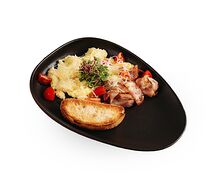 Яичница болтунья с беконом и пармезаном