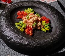 Салат из авокадо с крабом