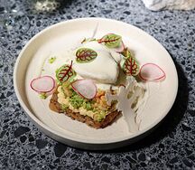 Яйцо пашот на зерновом хлебе с сальсой из брокколи
