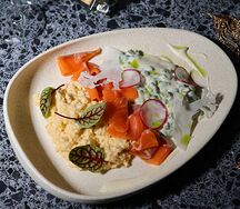 Скрэмбл с кремом из цветной капусты, соусом морне и креветками 