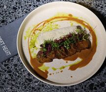 Телятина с гратеном из корнеплодов и перечным соусом