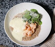 Зелёная гречка с креветками, яйцом пашот и пармезаном 