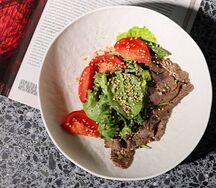 Из мраморной говядины, с печеным баклажаном и копченым сулугуни