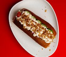 Хот-дог с куриной колбаской и булочкой бриошь