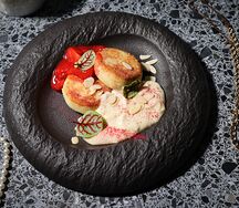 Миндальные сырники с кремом пломбир и клубничным соусом 