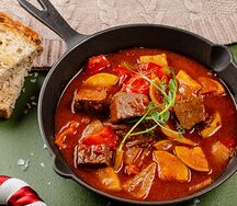 Говядина с овощами в томатном соусе
