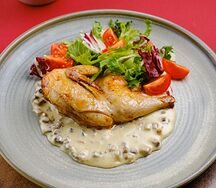 Половина цыпленка со сливочно-грибным соусом