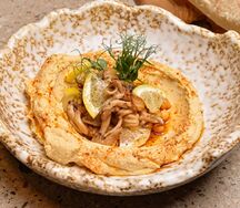 Хумус с хрустящими вешенками и лимоном