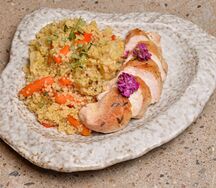 Куриная грудка в марокканском стиле с кускусом и овощами