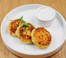 Сырники с беконом, зеленью и сыром