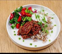 Зеленая гречка с томленой говядиной и яйцом пашот
