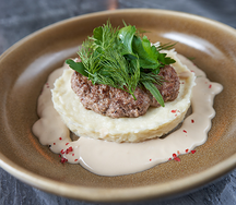 Котлета из мраморной говядины с пюре в сливочно-мясном соусе
