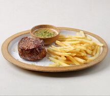 Филе-миньон, картофель фри, перечный соус