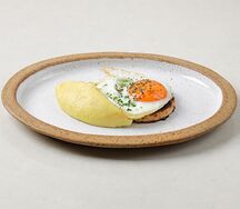 Куриная котлета, жареное яйцо и картофельное пюре