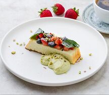 Запеканка творожная с фисташковым муссом и ягодами