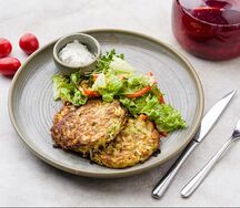 Оладьи из цукини с креветками, овощами и соусом айоли