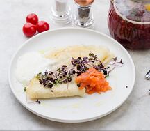 Блинчики с семгой, страчателлой и луком фри